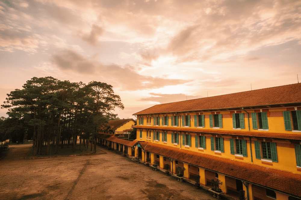 Khu vực hành lang dài với những ô cửa cao giúp du khách có những bức ảnh đầy chất nghệ thuật